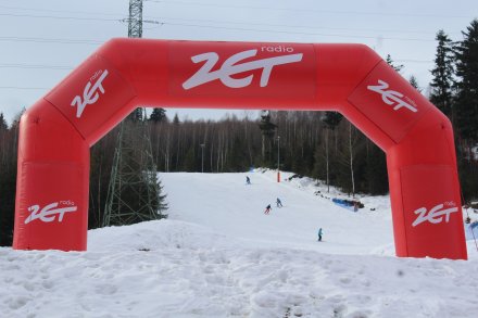 Reklamowa brama Radia Zet na stoku